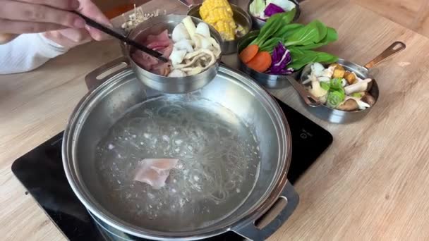 ラーメンスープ ベトナム料理 味噌汁 おいしい料理 野菜と肉 レストランの食材で調理する 調理パン ストーブの米麺 日本の醤油ラーメン — ストック動画