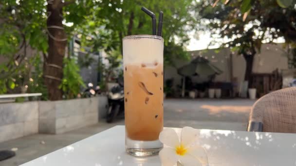 Délicieux Café Latte Glacé Sur Bord Mer Été Boisson Froide — Video