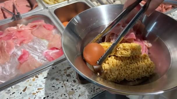 在餐馆里做传统的越南汤 选择你自己的配料 加入铁锅 在碗里用旋转的拉面煮 高质量的4K镜头 — 图库视频影像