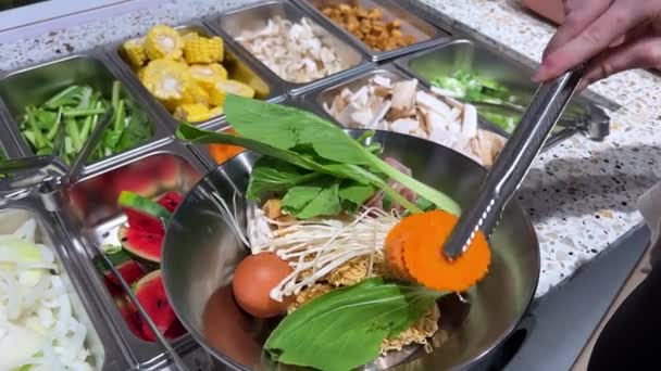 Hagyományos Vietnámi Levest Készítünk Egy Étteremben Kiválasztjuk Saját Hozzávalóinkat Hozzáadjuk — Stock videók
