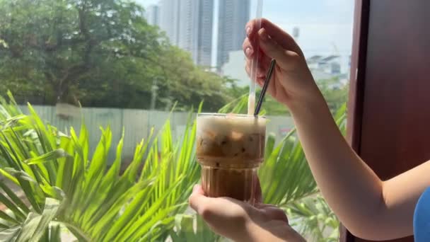 Tradiční Vietnamská Káva Solí Pozadí Okna Míchat Lžící Silné Bílé — Stock video