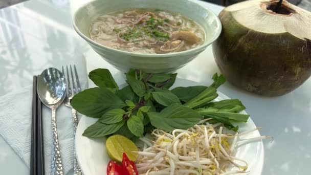 베트남의 전통적인 베트남식 수프는 녹색과 닭고기를 스프류 페퍼를 테이블에 베트남에서 — 비디오