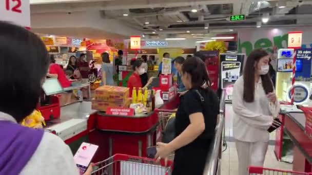 Tet Vietnam Mensen Kopen Boodschappen Supermarkt Een Heleboel Menigte Maskers — Stockvideo