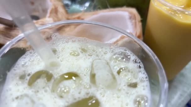 ベトナム市場の冷たい飲み物 たくさんの氷 杖の飲み物 そしてココナッツの新鮮なマンゴー テーブルの上のサトウキビ有機ジュース — ストック動画