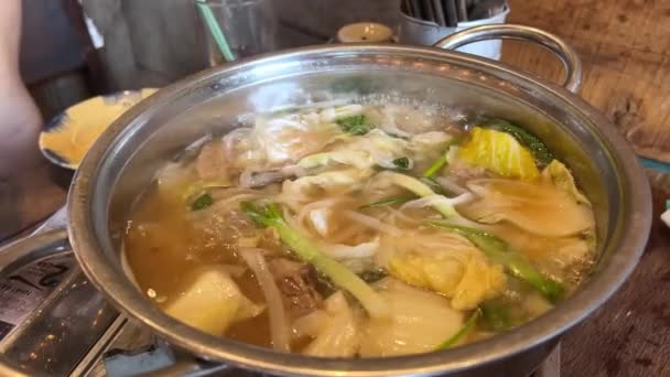 Tencerede Kaynar Suki Yaki Sıcak Çorbada Sebzeler Çin Usulü Yemekler — Stok video