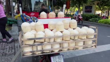 Ho Chi Minh Şehri 'nin tanınamaz haldeki maskeli insanları Vietnam' ın Saigon şehrinde, ilkinin başkenti. Yüksek kalite 4k görüntü
