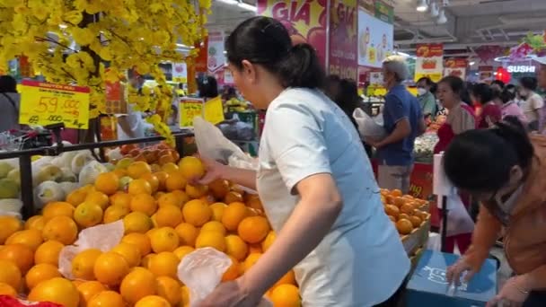 베트남 사람들은 슈퍼마켓에서 마스크를 가족을위한 선물의 카트와 일치하는 사람들의 베트남 — 비디오