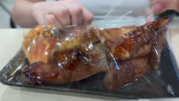 Desempaquetar Envases Plástico Con Pollo Comprado Vietnam Supermercado Comer Rápidamente — Vídeo de stock