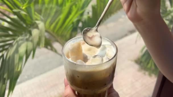 Café Tradicional Vietnamita Con Sal Fondo Ventana Revuelva Con Una — Vídeo de stock