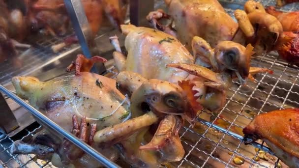 Street Mat Vietnam Kyckling Med Tuftade Huvudet Stekt Butik Disk — Stockvideo