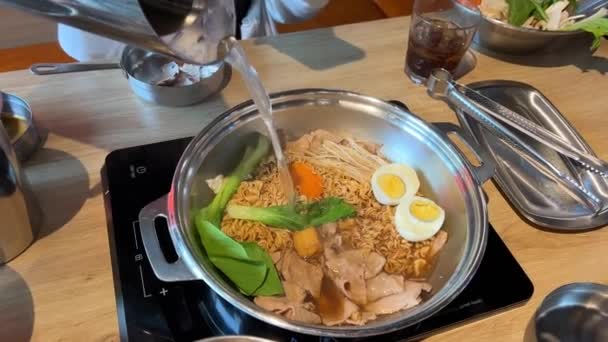 Hacer Sopa Tradicional Vietnamita Restaurante Elegir Sus Propios Ingredientes Añadir — Vídeos de Stock