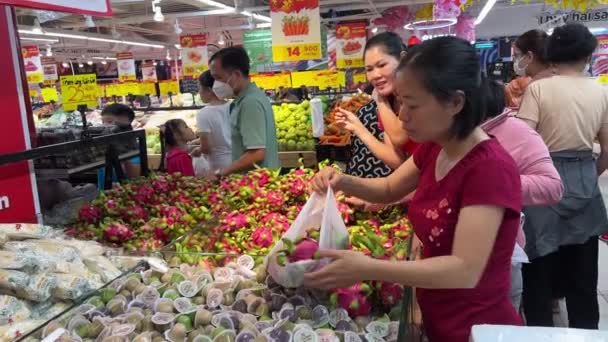 让越南人在超市里买食品杂货 买了很多人的面具 排队的人成群结队地排队送花送礼给家人过年越南胡志明市02 2024 — 图库视频影像