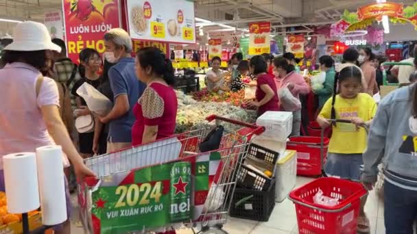 让越南人在超市里买食品杂货 买了很多人的面具 排队的人成群结队地排队送花送礼给家人过年越南胡志明市02 2024 — 图库视频影像