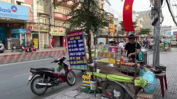 Straatvoedsel Vietnam Onhygiënisch Vuil Koken Ongepaste Omstandigheden Motorfietsen Mensen Dragen — Stockvideo