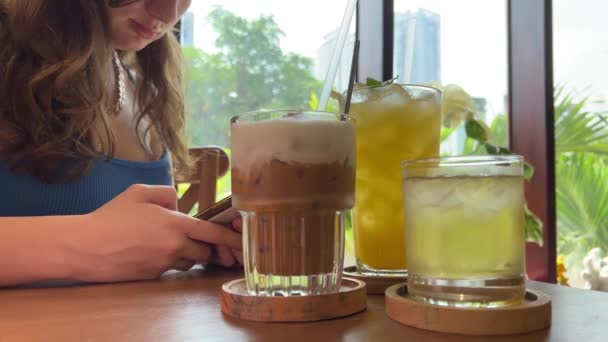 Masada Farklı Içecek Sağlıklı Yiyecek Suyu Ananas Suyu Tuzlu Karamel — Stok video