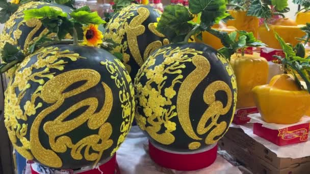 在越南新年前夕 市场上用色彩艳丽的油画装饰的特写大型西瓜 高质量的4K镜头 — 图库视频影像