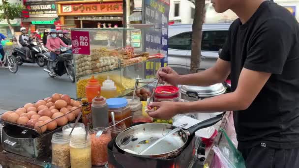 베트남의 부적절한 조건에서 요리하는 오토바이 사람들은 마스크를 파리를 시장에서 닭고기와 — 비디오