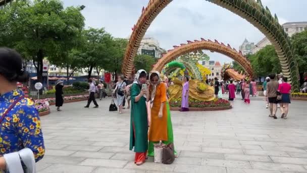 街ピープルズ委員会がベトナムのホーチミン市 ホーチミン市 ベトナム02 2024に訪問する多くの観光客を集める前に 街の朝の旧正月を歩く — ストック動画