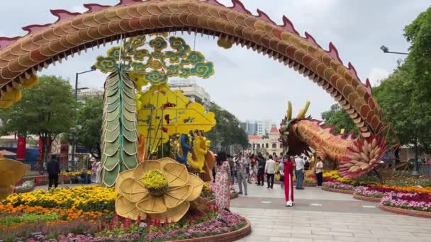 Элегантные Традиционные Костюмы Цветы Желтого Цвета Вьетнамской Одежде Семейный Праздник — стоковое видео