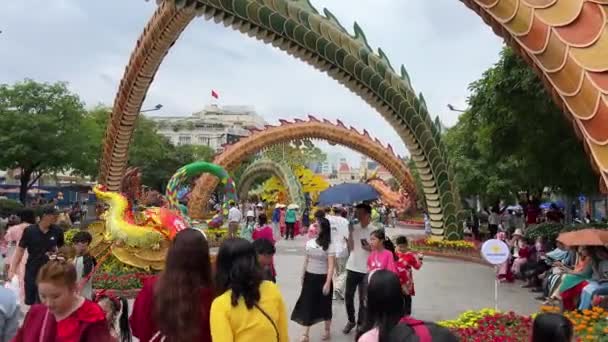 Елегантні Традиційні Костюми Квіти Жовтого Червоного Кольору Єтнамському Одязі Сімейне — стокове відео