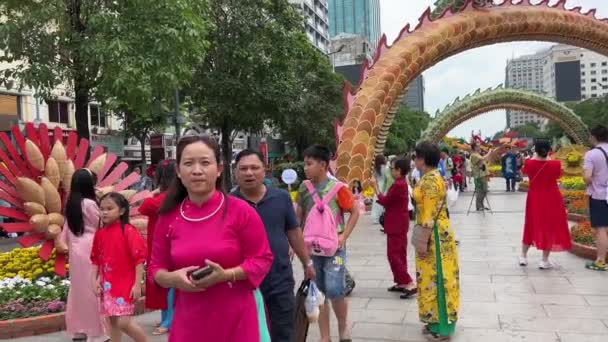 Elegante Traditionele Kostuums Bloemen Geel Rode Kleur Vietnamese Kleding Familie — Stockvideo