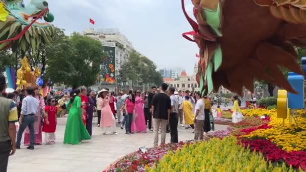 Elegantní Tradiční Kostýmy Květiny Žlutá Červená Barva Vietnamských Šatech Rodinná — Stock video