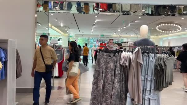 Loja Chi Minh City Centro Shopping Pessoas Andando Escolhendo Roupas — Vídeo de Stock