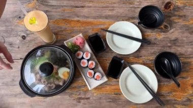 Asya erişte çorbası, tavuklu ramen, tofu, sebze ve siyah kasede yumurta. Geçmişi sil. Üst Manzara. Yüksek kalite 4k görüntü