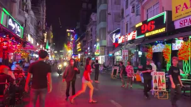 ブイウィーンウォーキングストリートのエリアを表示します 多くのレストラン バーがあるバックパッカーエリアです 人々はその地域を歩き回る ホーチミン ベトナム 2024 — ストック動画