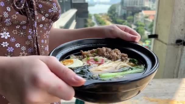 Soupe Nouilles Asiatiques Ramen Avec Poulet Tofu Légumes Oeuf Dans — Video