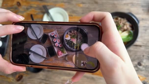 亚洲面汤 拉面配鸡肉 蔬菜和鸡蛋在一个黑色的碗里 板岩背景 在互联网社交网络的手机上拍照 高质量的4K镜头 — 图库视频影像