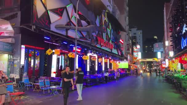ブイウィーンウォーキングストリートのエリアを表示します 多くのレストラン バーがあるバックパッカーエリアです 人々はその地域を歩き回る ホーチミン ベトナム 2024 — ストック動画