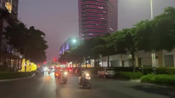 Motocicletas Otros Vehículos Conducen Por Concurrida Carretera Asfaltada Ciudad Chi — Vídeos de Stock