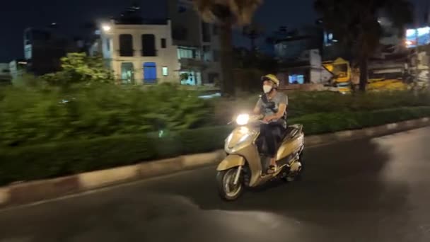 Motocykle Inne Pojazdy Jadą Ruchliwą Asfaltową Drogą Mieście Chi Minh — Wideo stockowe