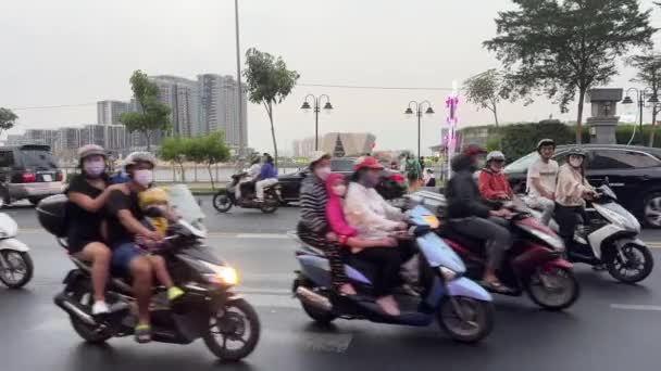 รถจ กรยานยนต และยานพาหนะอ บรถลงถนนยางมะตอยท นวายในเม องโฮจ คนท องถ านวนมากเด นทางในช — วีดีโอสต็อก