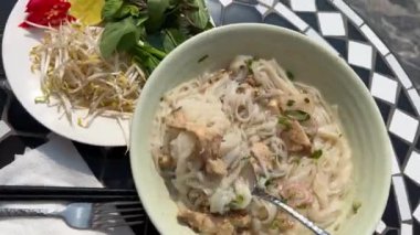 Biftek, erişte, zencefil, limon ve biberli Pho Bo geleneksel çorbası. Kapatın. Vietnam ve Asya mutfağı. Yüksek kalite 4k görüntü