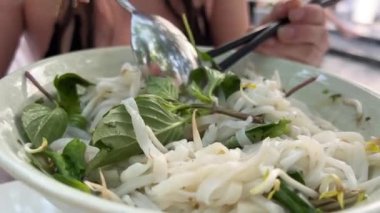 Biftek, erişte, zencefil, limon ve biberli Pho Bo geleneksel çorbası. Kapatın. Vietnam ve Asya mutfağı. Yüksek kalite 4k görüntü