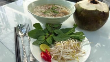 Biftek, erişte, zencefil, limon ve biberli Pho Bo geleneksel çorbası. Kapatın. Vietnam ve Asya mutfağı. Yüksek kalite 4k görüntü