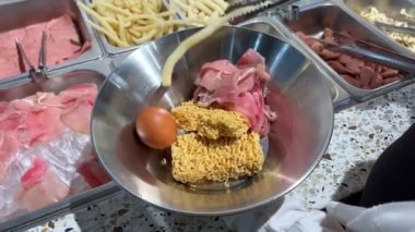 Tayland 'ın orta kesimindeki yerel yüzen markette erişte yapmak çok ünlü bir turistin gelip Kore yemeklerini yemesini sağlıyor. Yemek masası.