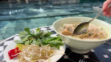 Biftek, erişte, zencefil, limon ve biberli Pho Bo geleneksel çorbası. Kapatın. Vietnam ve Asya mutfağı. Yüksek kalite 4k görüntü