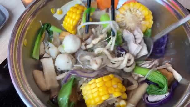 中央タイの伝統の地元の浮遊市場で麺を作ることは非常に有名で 多くの観光客がお互いの韓国料理を参照してください ダイニングテーブル — ストック動画