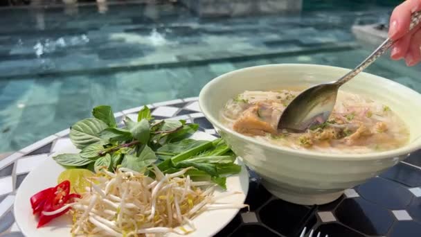 传统汤配牛肉 靠近点越南和亚洲菜 高质量的4K镜头 — 图库视频影像