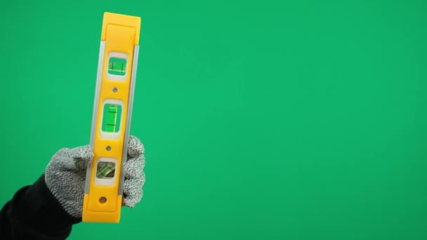 Bauebene Hand Hand Hält Eine Gelbe Werbetafel Mit Grünem Hintergrund — Stockvideo