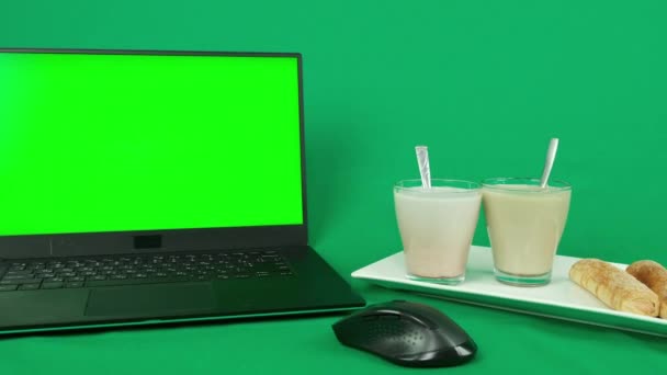 Zwarte Laptop Met Muis Groene Achtergrond Groene Achtergrond Chromakey Kopieerruimte — Stockvideo