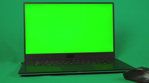 Schwarzer Laptop Mit Maus Auf Grünem Hintergrund Werbung Grüner Hintergrund — Stockvideo