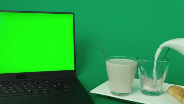 Svart Bärbar Dator Med Musen Grön Bakgrund Grön Bakgrund Kromakey — Stockvideo