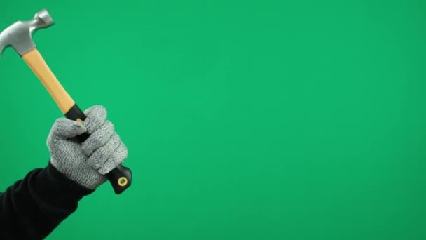 Мужчины Рука Серых Перчатках Держит Молоток Зеленом Фоне Молоток Удар — стоковое видео