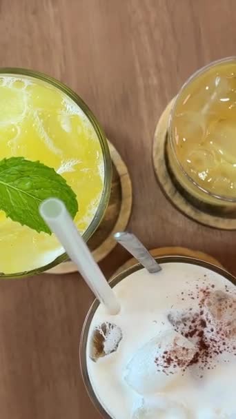 Três Bebidas Diferentes Mesa Sucos Escolha Alimentos Saudáveis Suco Abacaxi — Vídeo de Stock