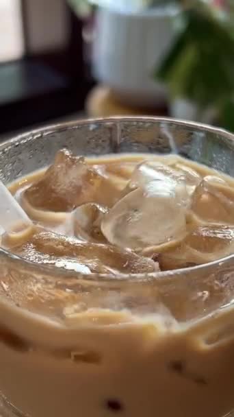 Versare Caffè Preparato Bicchiere Con Cubetti Ghiaccio Preparo Latte Freddo — Video Stock