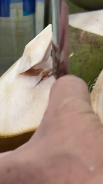 Lžíce Naběračky Syrové Kokosové Mléko Nalévání Přední Pohled Bílém Pozadí — Stock video
